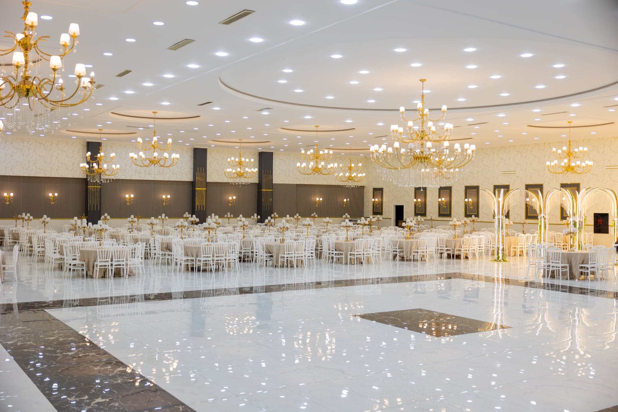 Bella Wedding Sahne ve Piste Bakış