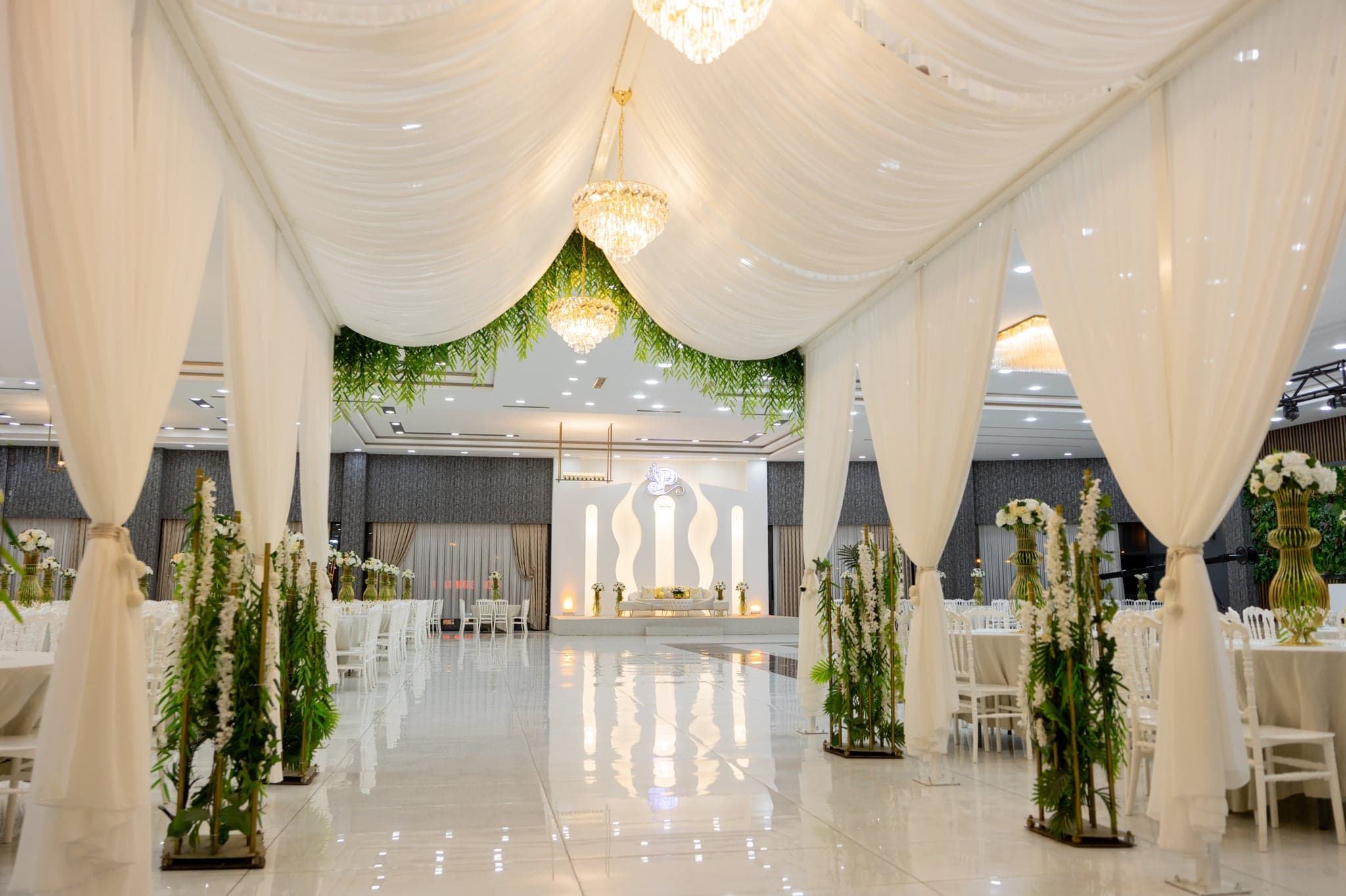 Golden Wedding VIP Işıltılı Tavan ve Avize Detayı